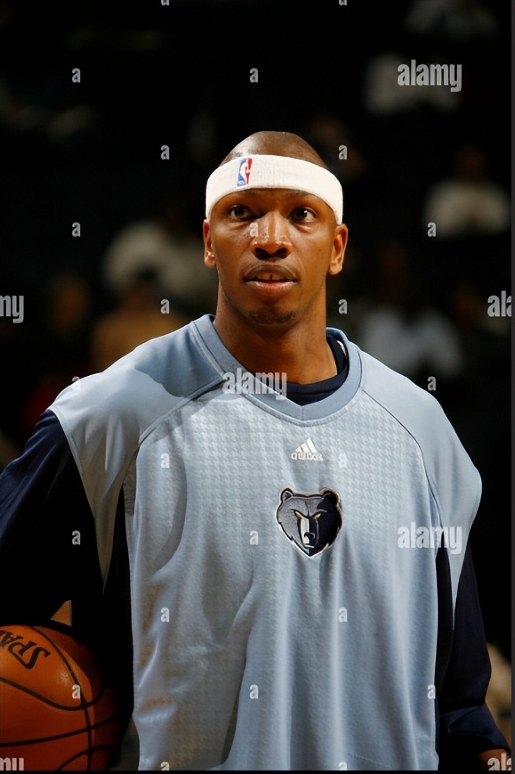 个篮板, 场均仅得 个篮板, 场均仅得